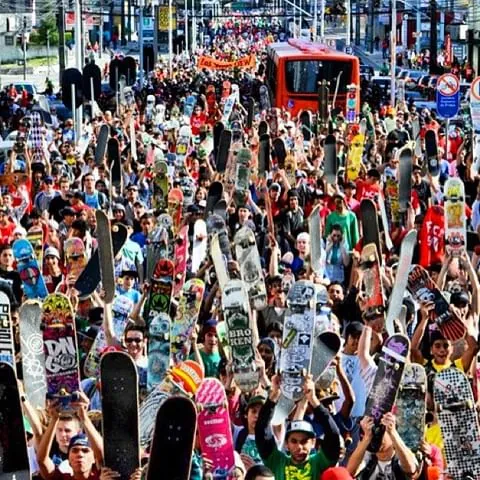 Skatistas reunidos nas ruas de Curitiba
