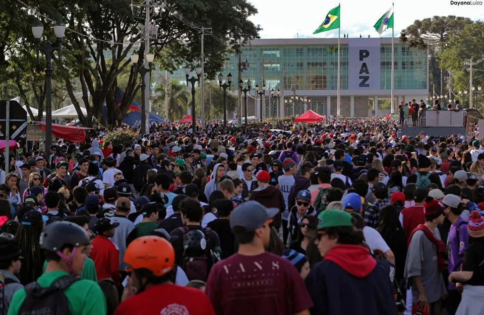 Vista completa do encontro de skatistas em frente ao Palácio Iguaçu, em Curitiba