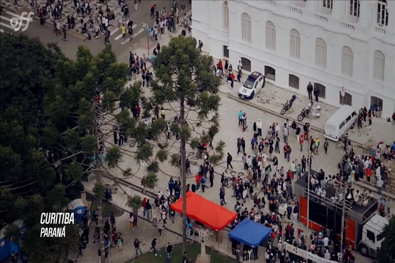 Vista aérea do movimento Go Skate CWB nas ruas de Curitiba, em registro do Canal OFF
